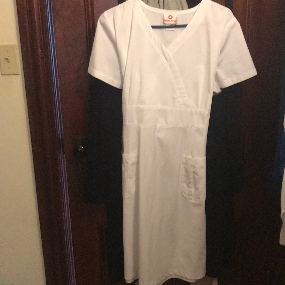 😷🤒🤕White Cross Nurse dress.